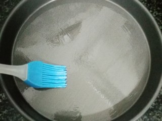 4、刮肠粉,披萨平盘刷一层植物油，建议用2个盘子轮流蒸，用无味的植物油刷盘子