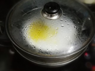 6、刮肠粉,提前烧好的开水，上锅蒸1分钟左右，面皮鼓起大泡泡就可以了