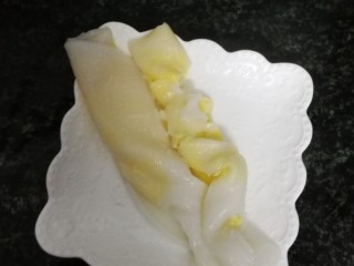 9、刮肠粉,放入盘中
