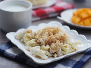 13、刮肠粉,浇上一点喜欢的酱料即可，如果想做成刮粉这样，粉浆调稀薄一点，刮板直接刮过来，不用卷，就是刮粉了