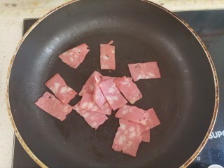 3、虾仁培根披萨,锅中不放油，把培根煎一下，煎去掉水分