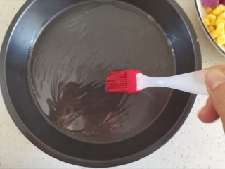 4、虾仁培根披萨,披萨烤盘刷油