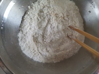 5、虾仁培根披萨,食材控水分的时候做披萨饼底，盆里加入面粉，酵母，糖搅拌均匀，加入80水，边加入水边搅拌至絮状