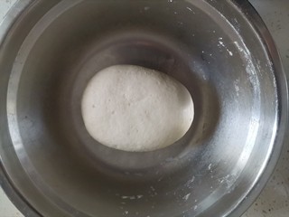 7、虾仁培根披萨,揉面光滑的面团放在温暖的地方发酵至原来的2倍大