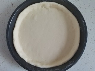 10、虾仁培根披萨,把饼坯放入披萨烤盘