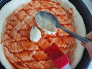 12、虾仁培根披萨,发酵好后，抹上沙拉酱和番茄酱