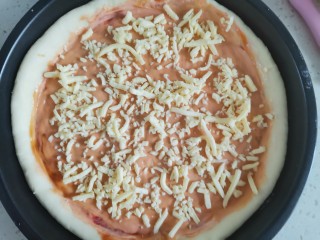 13、虾仁培根披萨,撒上芝士碎