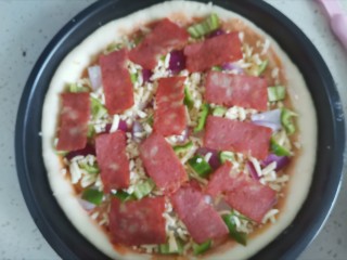 16、虾仁培根披萨,再撒上芝士碎，铺上培根