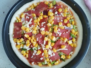 17、虾仁培根披萨,撒上芝士碎，撒上玉米粒