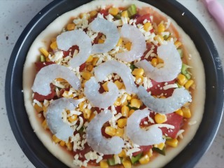 18、虾仁培根披萨,再撒上芝士碎，铺上虾仁