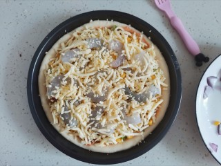 19、虾仁培根披萨,最后撒上厚点芝士碎，边缘也要撒上