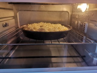 20、虾仁培根披萨,送入预热好的烤箱，上下火200度，烤20分钟