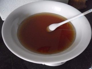 2、五仁月饼, 加入碱水，搅打均匀。一定要均匀 