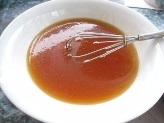 3、五仁月饼, 再加入玉米油搅拌均匀 