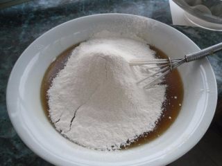 4、五仁月饼, 筛入三分之一的低粉 