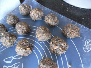 10、五仁月饼,把五仁馅料分割团圆，每个70克 