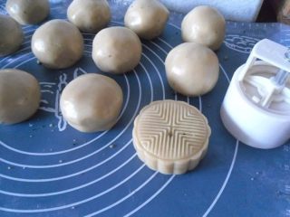 17、五仁月饼, 用100克的模具压制。脱模即成月饼生坯 