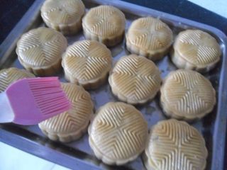 20、五仁月饼, 取出晾凉。刷蛋液 