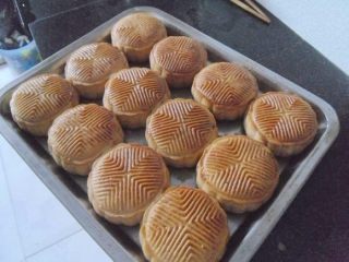 21、五仁月饼, 再放入烤箱，160度烤10分钟即可出炉。出炉后马上刷一层玉米油