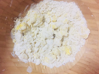 3、芝士培根披萨,把低筋面粉，高筋面粉，黄油，酵母，细砂糖，盐，食用油全部放入面盆，缓慢倒入牛奶并搅拌面粉至没有干面粉