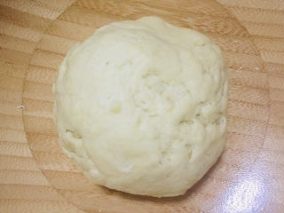 4、芝士培根披萨,揉面至面团表面光滑，醒发15-20分钟