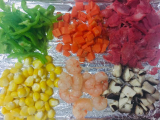 9、芝士培根披萨,青椒切宽丝、胡萝卜和香菇切丁、培根切片，放入烤箱150度烤10分钟