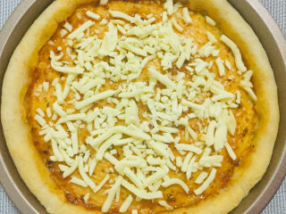 11、芝士培根披萨,均匀撒入芝士碎