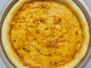 10、芝士培根披萨,面饼涂抹一层披萨酱