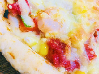 14、芝士培根披萨,取出后撒上少许披萨香草就可以食用了