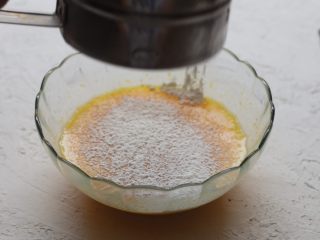 7、铜锣烧,筛入低粉和泡打粉。