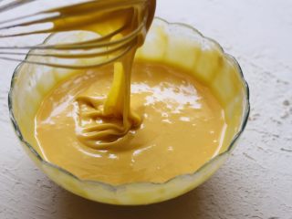 8、铜锣烧,搅拌成光滑丝绸般得蛋黄糊。放入冰箱冷藏半小时左右！