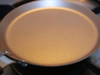 9、铜锣烧,学厨6寸不沾煎锅小火加热，无需放油.