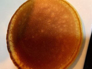 12、铜锣烧,我用的是液化气最小火，煎第一面不到两分钟即可，翻至第二面煎至一分钟不到就可以了，液化气比电池炉上热温度更快，所以时间相对会短一些，每次煎完一