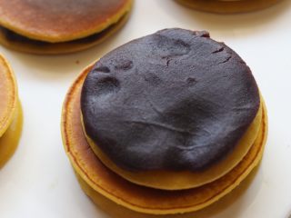 13、铜锣烧,煎好所以饼皮后加入豆沙馅，盖上另一片就可以食用了！