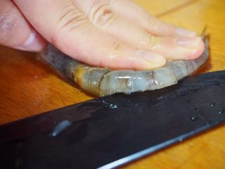 2、芝士虾,先把大虾剪去虾须，用刀从背部切开去掉虾线