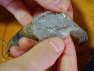 3、芝士虾,去虾线的时候下刀不能太深，不能完全切断，尾部处不切