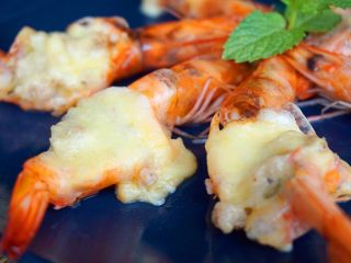 12、芝士虾,烤熟后取出装盘，趁热食用口感更佳