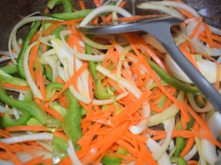 5、不拉丝的比萨还叫比萨吗？,放入提前切好的青菜椒丝，胡萝卜丝和洋葱丝。翻炒。