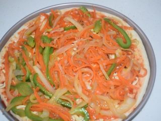 11、不拉丝的比萨还叫比萨吗？,均匀铺上刚炒好蔬菜。