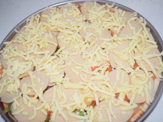 13、不拉丝的比萨还叫比萨吗？,再次撒一些奶酪丝。