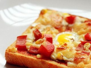 6、太阳土司披萨,放入190度预热好的烤箱。190度，烤8---12分钟，看表面微黄即可