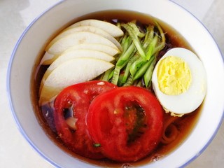 13、家常冷面,倒入调好的冷面汤。