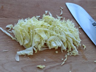 3、沼夫三明治,卷心菜切细丝