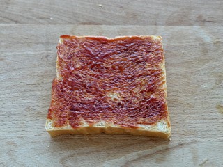 7、沼夫三明治,在没有火腿芝士的土司上涂满番茄酱