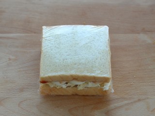 11、沼夫三明治,用保鲜膜将三明治包起来