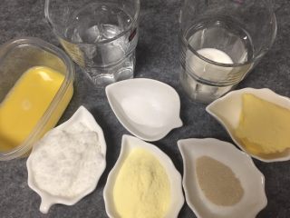 2、豆沙面包,配料也分别称好备用