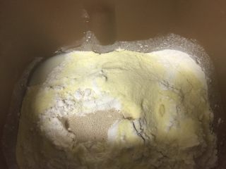 3、豆沙面包,除黄油之外所有食材都放入面包机先进行第一个揉面程序13分钟，糖与盐对角放，食材由稀到稠放入，酵母最后放在面粉上