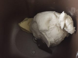 4、豆沙面包,揉至13分钟后放入黄油继续揉一个程序13分钟