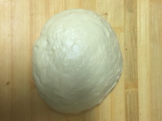 7、豆沙面包,直接在面包机里揉5分钟排气后再拿出来