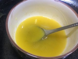 3、抹茶双味芝士生日蛋糕,黄油隔水融化